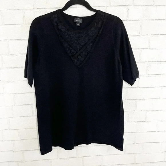 Torrid Black Knit Short Sleeve Shirt with Front Lace Detail Women's Size 1X - Picture 2 of 8